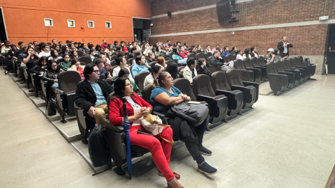 foto pesonas en auditorio